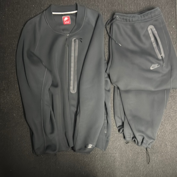 Nike Black Tracksuit Set (NEVER WORN)